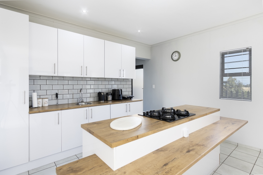 6 Bedroom Property for Sale in Sir Lowrys Pass Village Western Cape